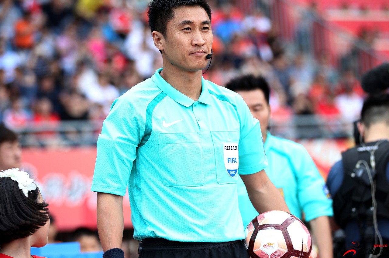 中国国际级裁判马宁完成了小组赛新西兰对阵安哥拉的执法任务