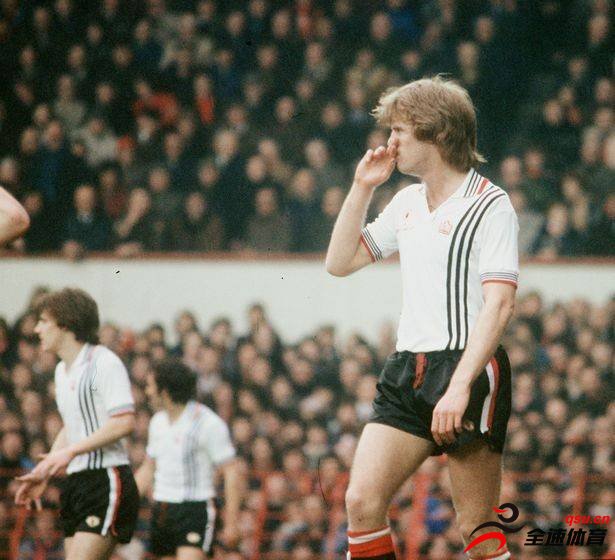 曼联下赛季的球衣可能回归80年代的黑白条纹搭配的款式