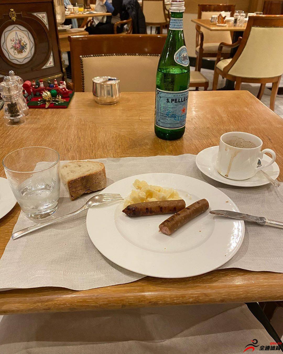 王大雷发布了自己在罗马享用早餐的照片