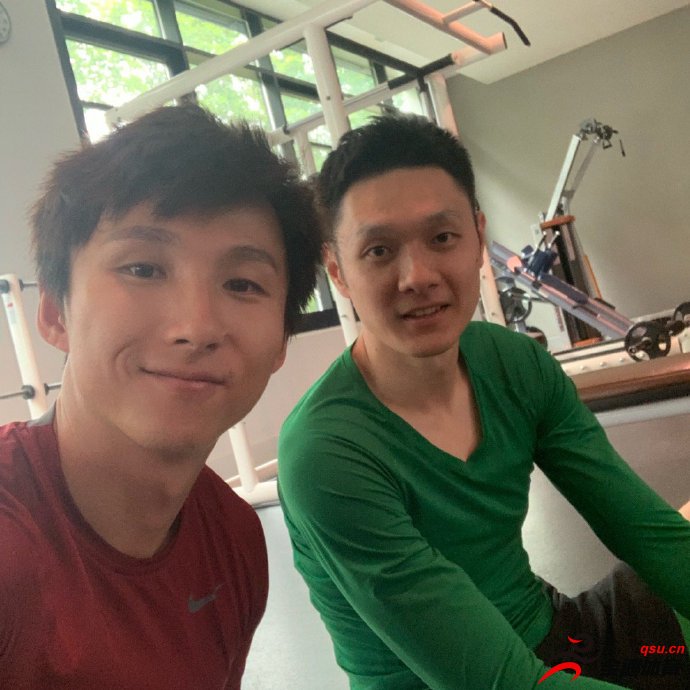 尹鸿博在微博上晒与杨智一起进行恢复训练的照片