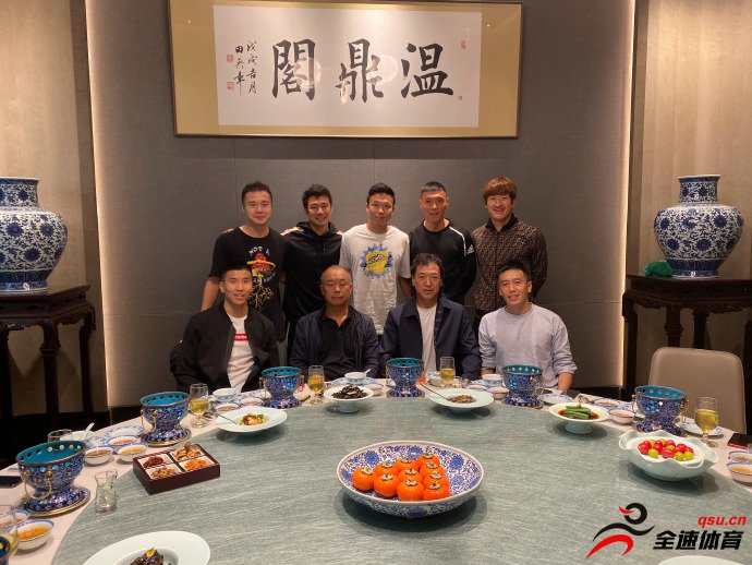 邓卓翔晒出了他与当年自己的国少队友们聚餐的照片