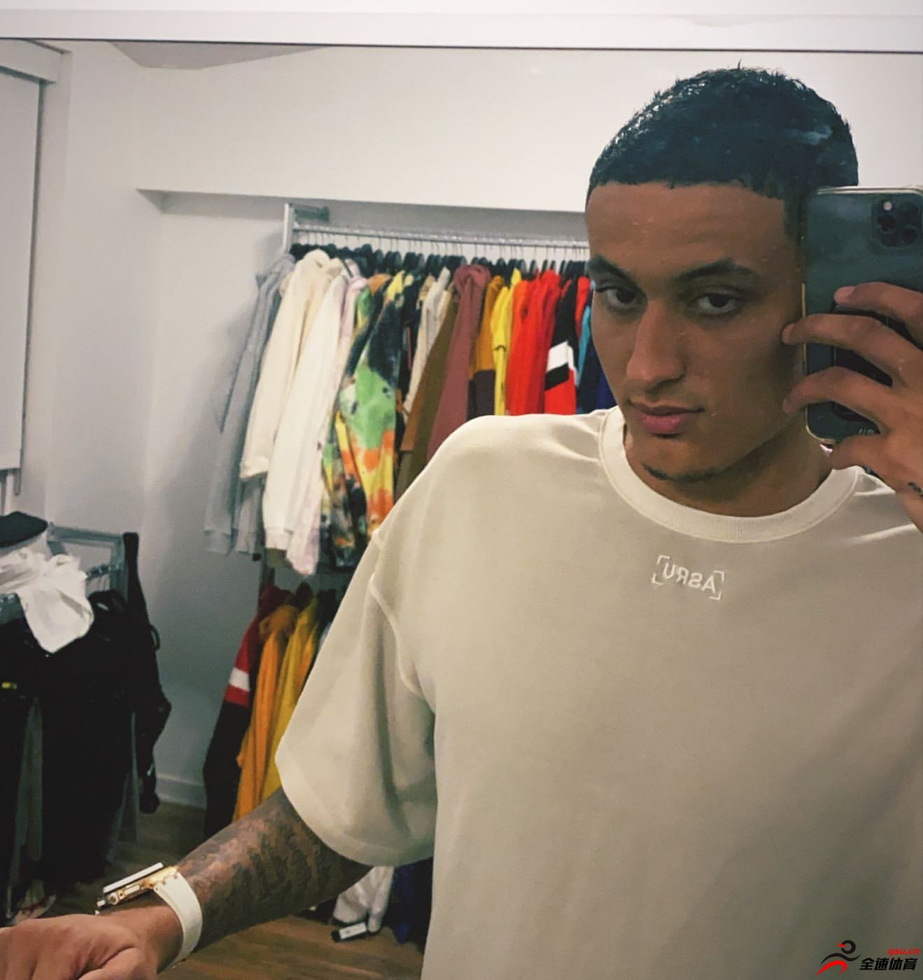 库兹马今日更新Instagram晒照展示他的全新发型
