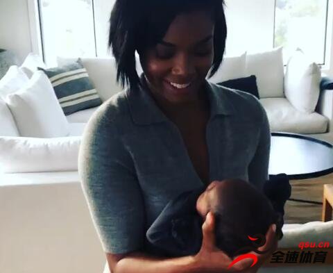德维恩-韦德发布了一段妻子在家里抱着刚出生的女儿的视频