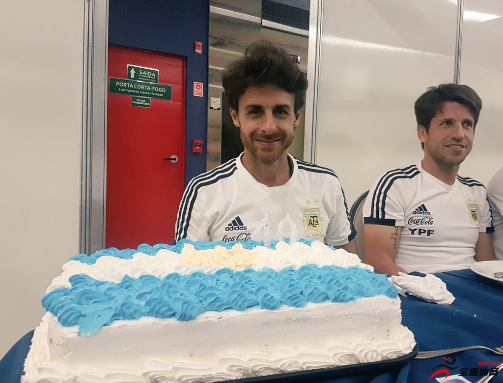 阿根廷国青队为艾马尔送上了特制的蓝白色生日蛋糕