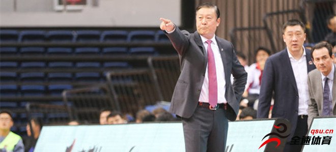 上海队主教练李秋平出席某项篮球论坛