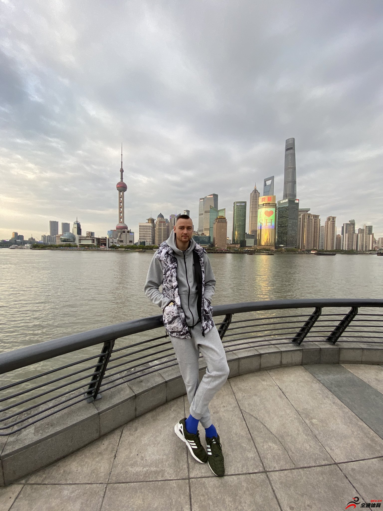 莫蒂埃尤纳斯晒出自己在上海的照片