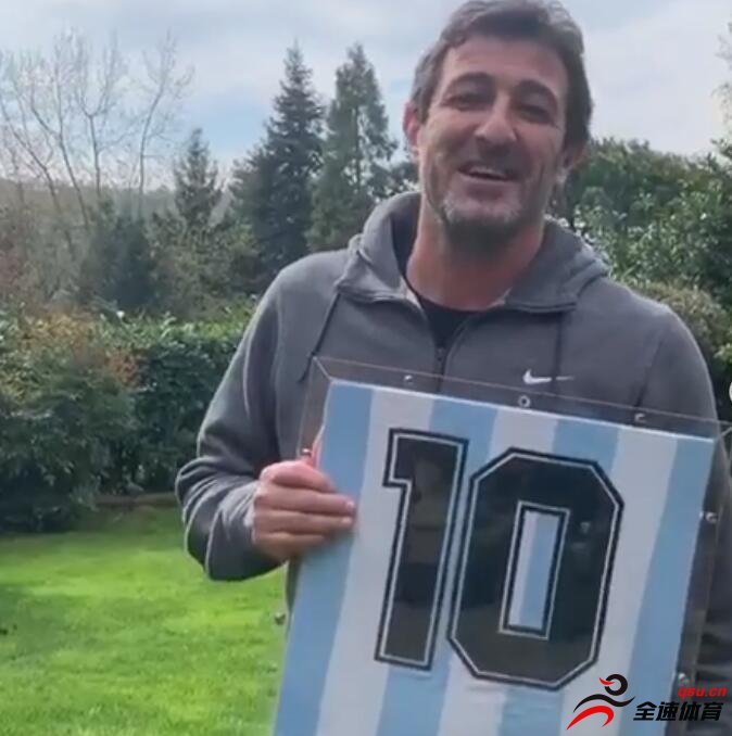 费拉拉将33年前马拉多纳送给他的阿根廷10号球衣拿出去拍卖