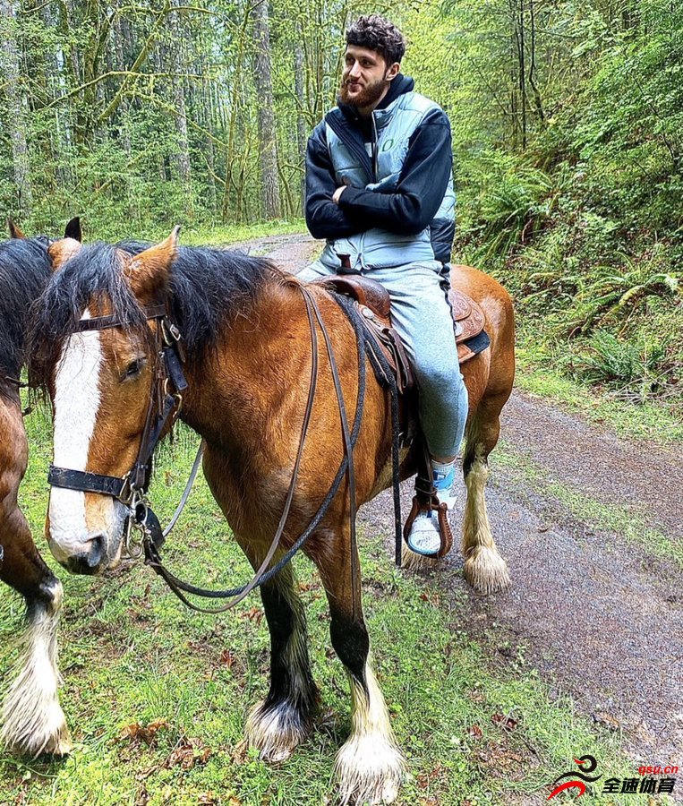 媒体在社交平台晒出了开拓者中锋优素福-努尔基在野外骑马的照片