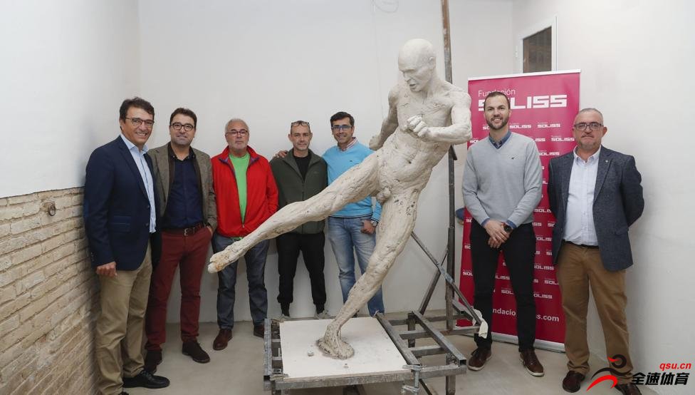 艺术家造伊涅斯塔全裸雕像，赚了1.5万欧