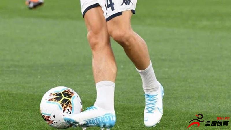 耐克为这位比利时球星默滕斯送上了一双特别版足球鞋