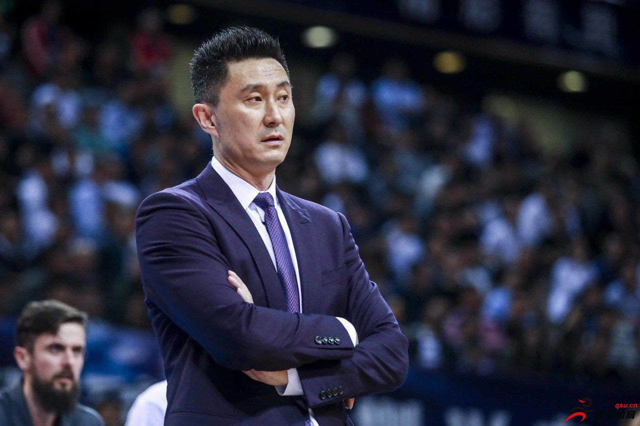 CBA官方今日公布了赛季最佳教练得主，广东男篮主帅杜锋成功当选