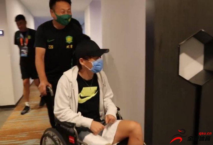 比赛中受伤的国安球员朴成，今天一早已经飞回北京进行会诊
