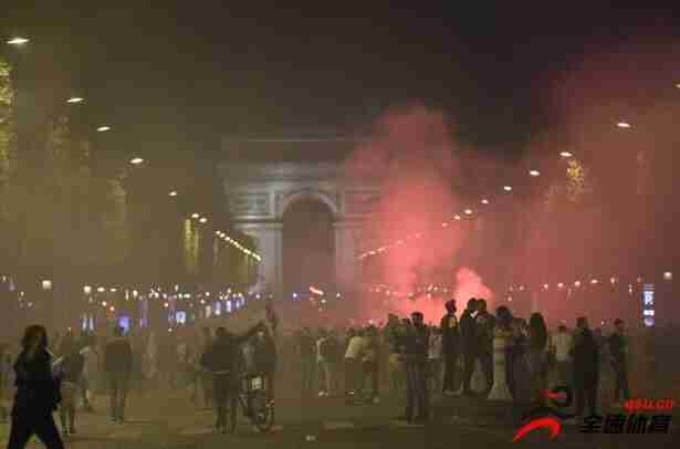法国首都著名的香榭丽舍大街上集结了不少巴黎球迷，并引发了一些骚乱