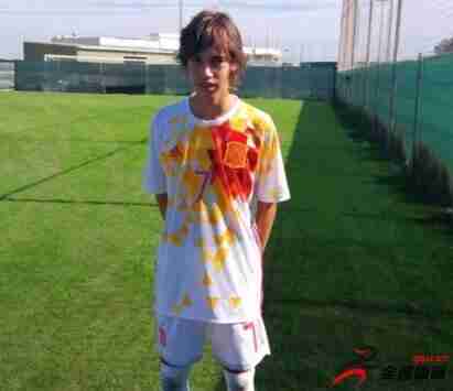 比利亚雷亚尔签下了15岁的西班牙左中场亚当