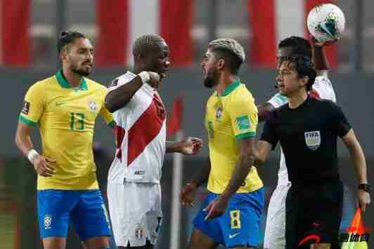 秘鲁中场球员塔皮亚对本场主裁判巴斯库尼安的判罚十分不