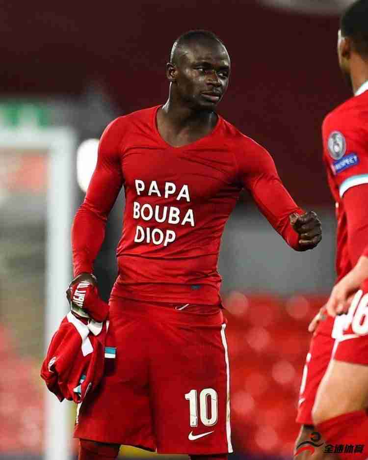 马内球衣内一直穿着一件写着塞内加尔传奇球星迪奥普名字的打底汗衫