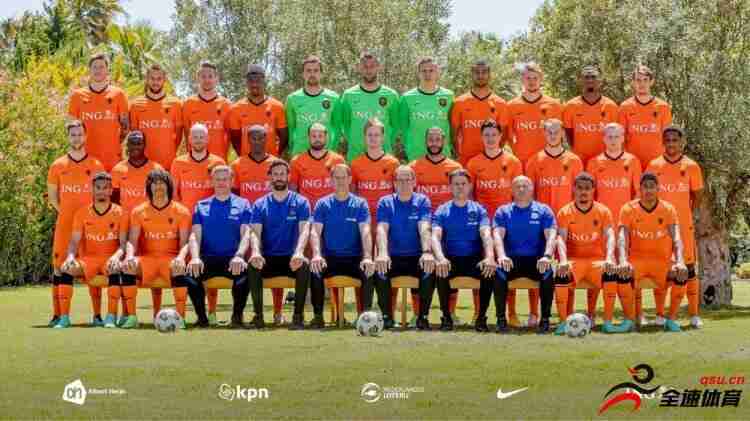 荷兰队拍摄全家福为欧洲杯壮行，德容C位